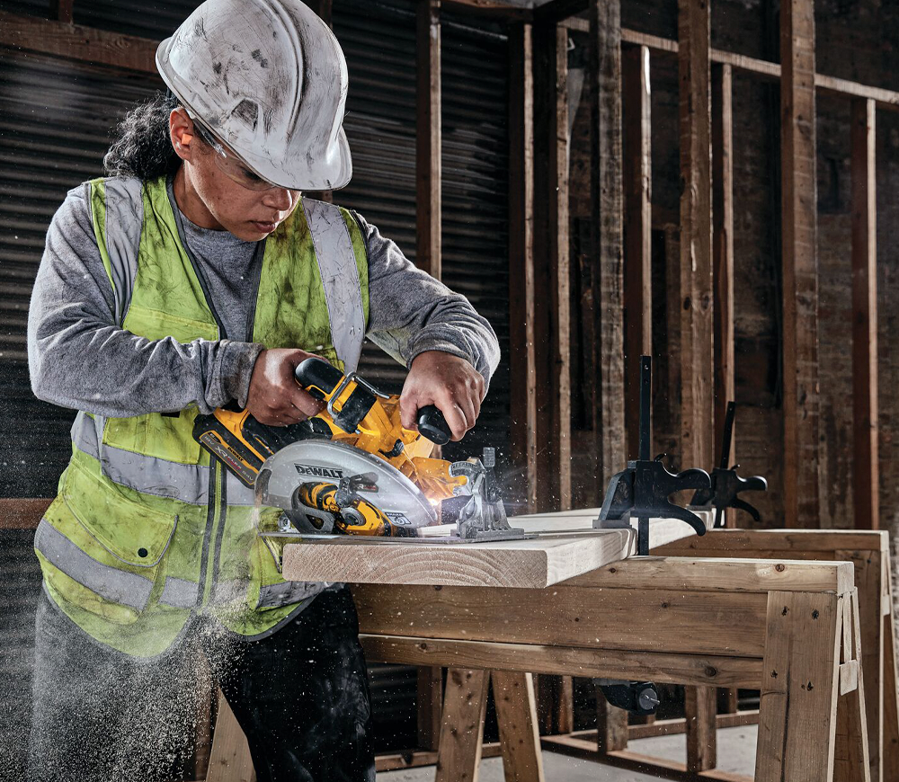 Дисковая пила аккумуляторная (без аккумуляторов) DEWALT DCS573NT 190мм 54В photo 2