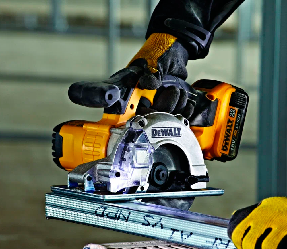 Дисковая пила аккумуляторная (без АКБ) DEWALT DCS373NT 140мм 18В photo 3