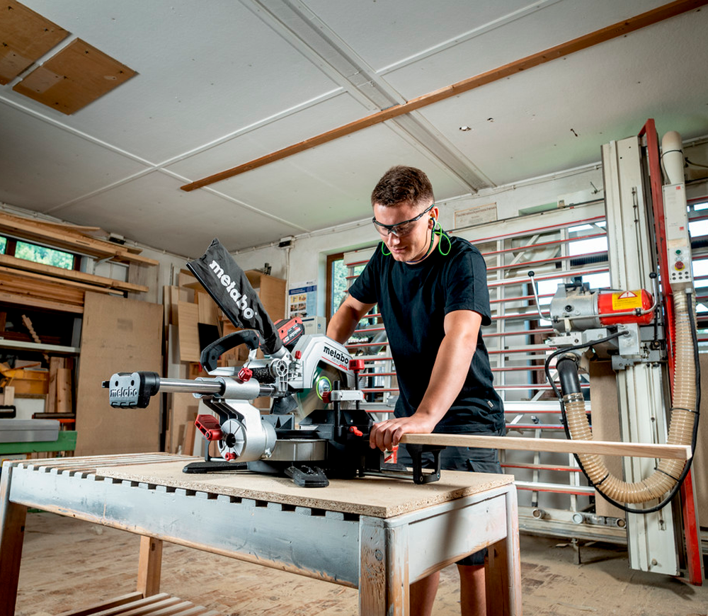 Торцовочная пила аккумуляторная METABO KGS 18 LTX BL 254 18В 4Ач 254мм photo 1