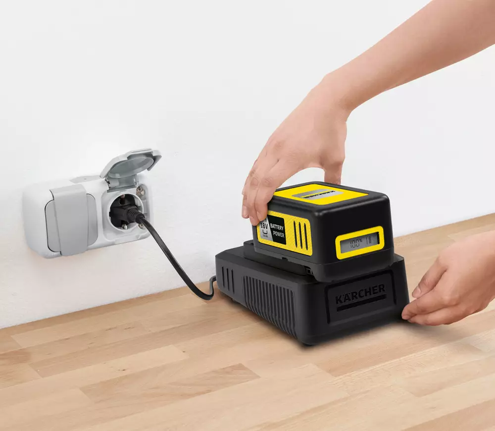 Набор зарядное устройство + аккумулятор KARCHER 2.445-063.0 55вт 18В 2.5A 5Ач photo 0