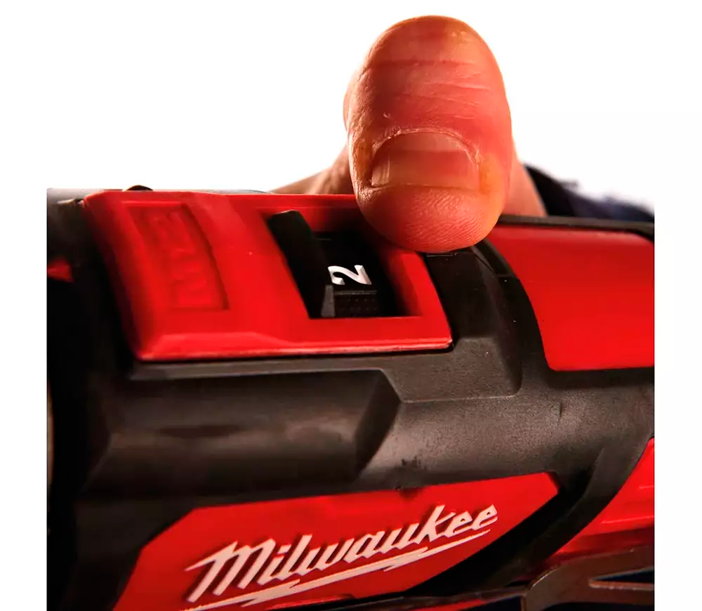 Mașină de înșurubat cu percuție cu acum. MILWAUKEE M12 BPDMC-202C 12V 2Ah photo 4