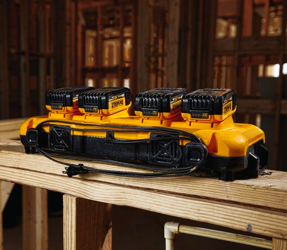 Зарядное устройство DEWALT DCB104 450вт 8A photo 1