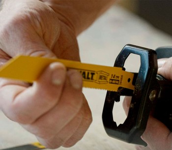Сабельная пила аккумуляторная (без аккумуляторов) DEWALT DCS369NT 18В photo 3
