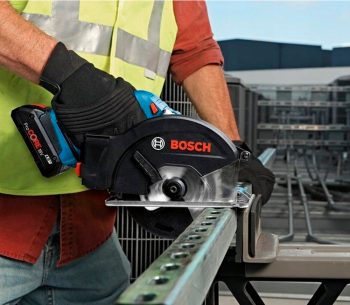 Дисковая пила аккумуляторная BOSCH GKM 18V-50 136мм 18В 5Ач photo 1