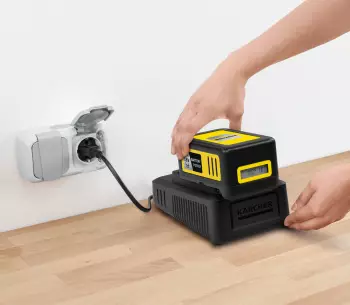 Набор зарядное устройство + аккумулятор KARCHER 2.445-063.0 55вт 18В 2.5A 5Ач photo 0